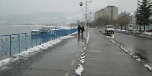 În urmă cu trei ani, s-a reabilitat aproape un kilometru de faleză, cu bani veniţi din aceeaşi sursă
