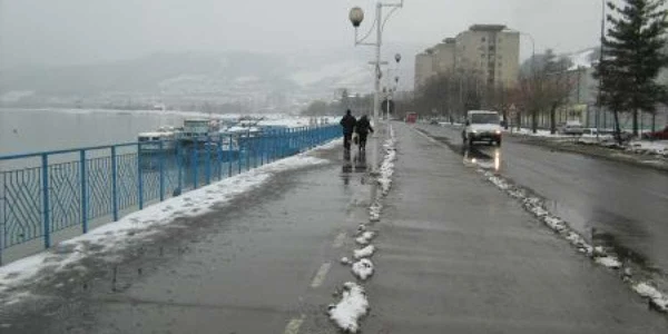 În urmă cu trei ani, s-a reabilitat aproape un kilometru de faleză, cu bani veniţi din aceeaşi sursă