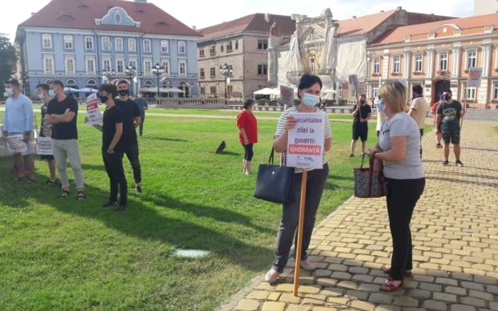 Patronii de restaurante şi ospătarii protestează împotriva deciziilor luate de Guvern FOTO Both