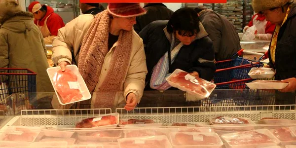 Mulţi cumpărători vânează promoţiile de la supermarket