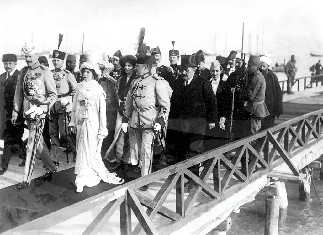 Sosirea la Duras a prinţului Wilhelm de Wied, alături de soţia sa, prinţesa Sophie
