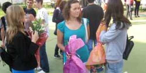Bacau: Parada modei în curtea liceelor băcăuane