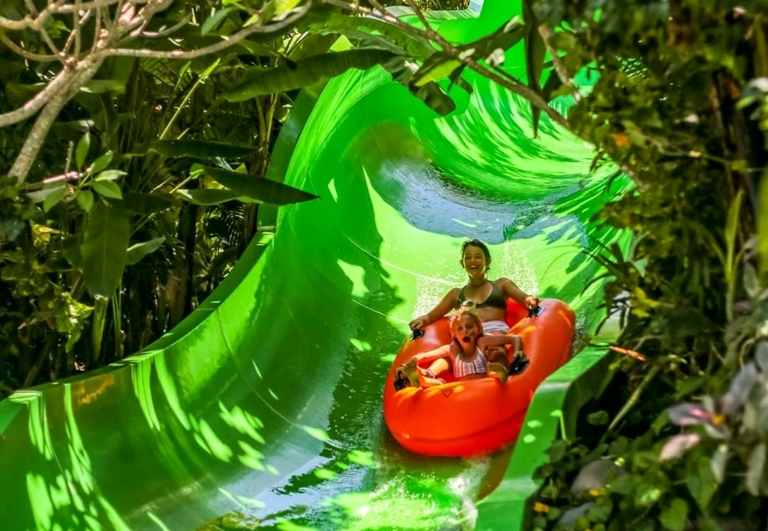 Mamă și copil pe un tobogan acvatic dintr-un parc tematic Foto The Bali Bible