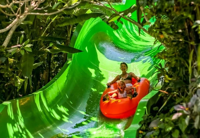 Mamă și copil pe un tobogan acvatic dintr-un parc tematic Foto The Bali Bible