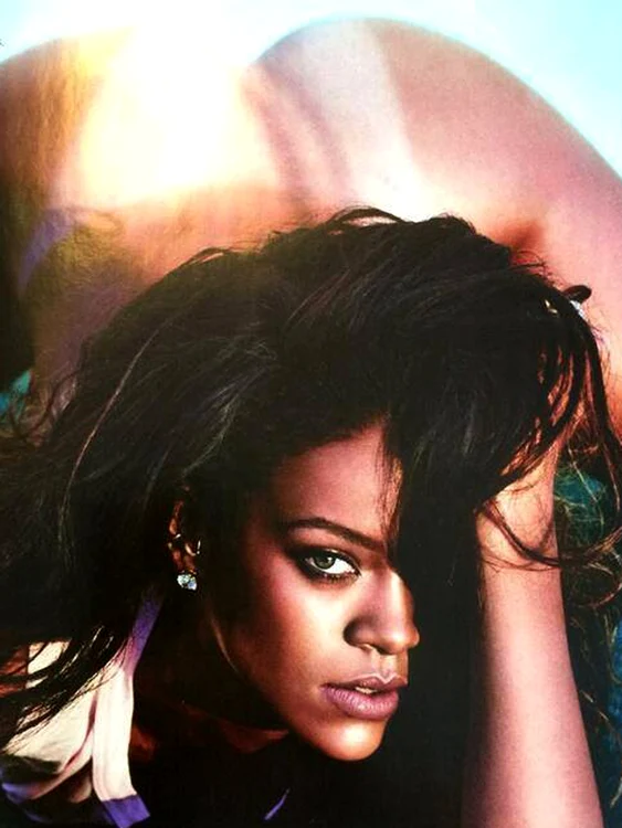 
    Rihanna pozând pentru LUI Foto Twitter  