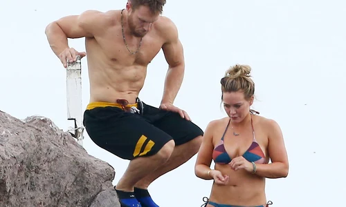 Exclusive    Premium: Hilary Duff And Jason Walsh Hang Out At The Beach In Puerto Vallarta ***NO INTERNET W/O PRIOR AGREEMENT*** jpeg