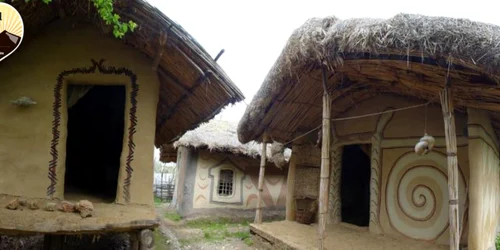 Satul neolitic de la Drăgăneşti din timpul civilizaţiei Gumelniţa de acum 6.000 de ani î.Hr. este reconstituit aidoma acelor timpuri - în dreapta se vede desenată pe un perete celebra spirală dacicăs