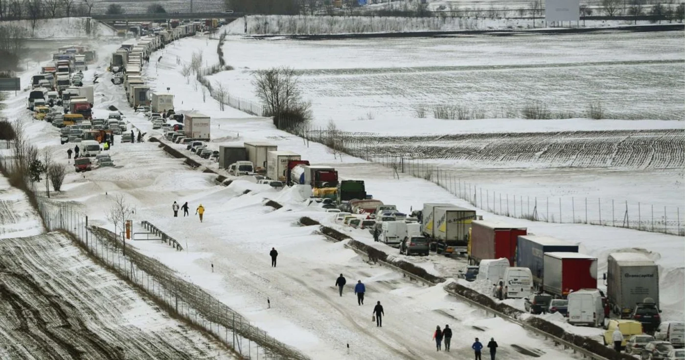 Circulaţia pe mai multe şosele principale din Ungaria a fost blocată mai multe zile la rând din cauza ninsorilor abundente şi a viscolului FOTO Reuters