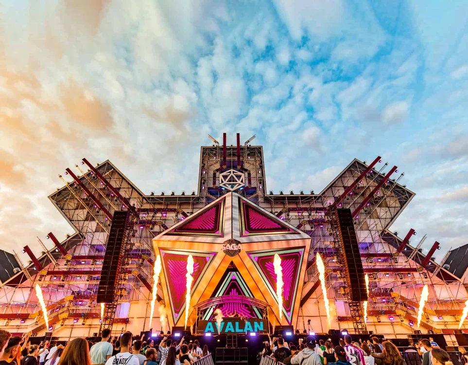SAGA anunță prezența superstarului olandez Hardwell și a senzationalei cântărețe Rita Ora în lineup