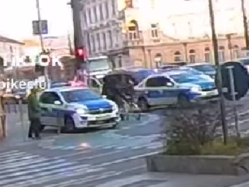 Polițistul care a condus pe trotuar, în Cluj-Napoca, deși nu se afla în misiune. Un coleg a folosit și el abuziv mijloacele sonore şi luminoase