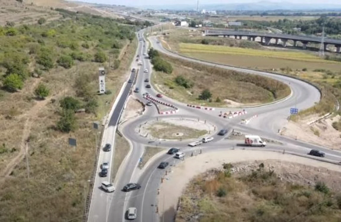 Mai mulţi şoferi au fost nevoiţi să treacă peste linia continuă pentru a reveni în sensul giratoriu