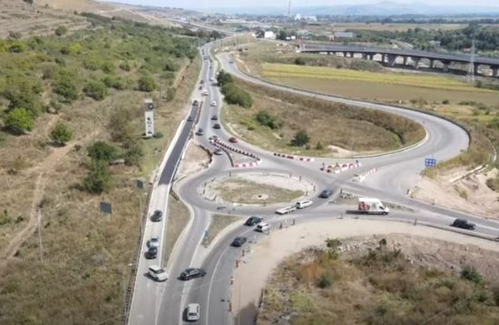 Mai mulţi şoferi au fost nevoiţi să treacă peste linia continuă pentru a reveni în sensul giratoriu