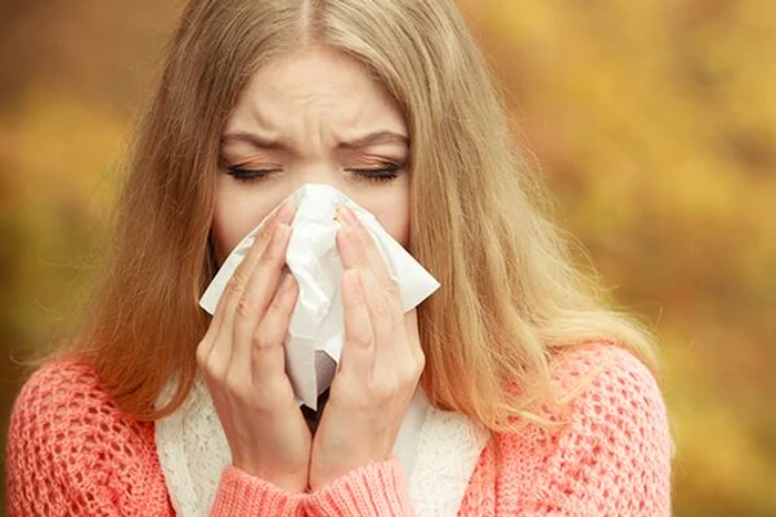 
      Rinita alergică este o reacție a sistemului imunitar la particulele inspirate din aer, care poate apărea din cauza alergenilor din mediul înconjurător, însă cauzele pot fi multiple.www.clickpentrufemei.ro  