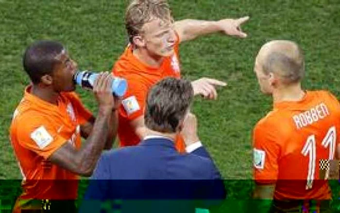 Discuţie între jucătorii olandezi şi Van Gaal, înaintea penalty-urilor cu Argentina. FOTO: BBC