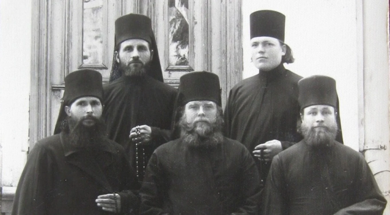 Călugării de la mănăstirea Curchi. Primul din stânga ieromonahul Macarie Hamiţchi. FOTO dosar SIS