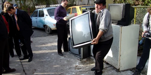 Aparatura ”bună de aruncat” va fi ridicată direct din fața blocului