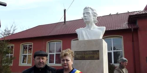 statuie eminescu