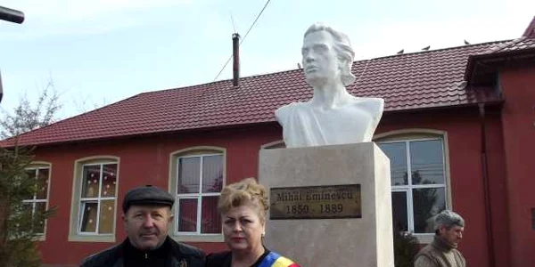 statuie eminescu