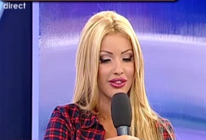 În această imagine, Loredana Chivu stă cu gura închisă, în ciuda aparenţelor (captură Antena 1)