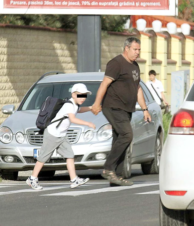 Anul trecut, Iovan era  cel care-şi aştepta  fiul în poarta şcolii