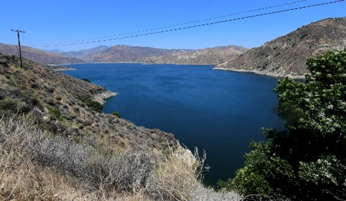 Vedere de ansamblu a Lacului Piru, din California