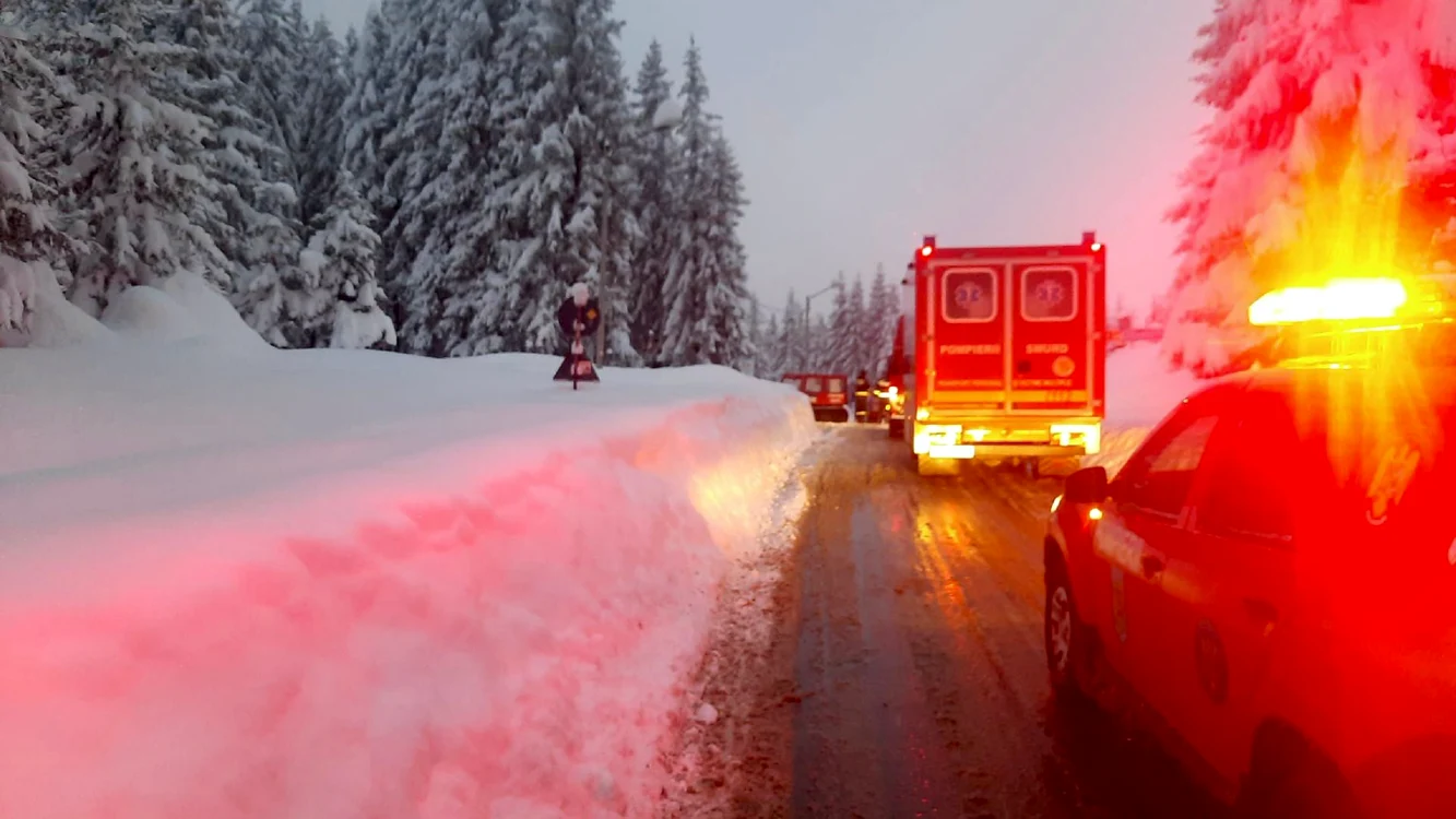 Evacuare turiști din stațiunea montană Păltiniș Foto ISU Sibiu