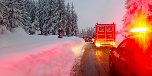 Evacuare turiști din stațiunea montană Păltiniș Foto ISU Sibiu jpeg