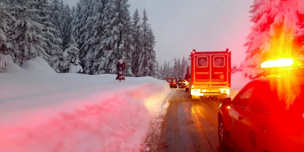 Evacuare turiști din stațiunea montană Păltiniș Foto ISU Sibiu jpeg