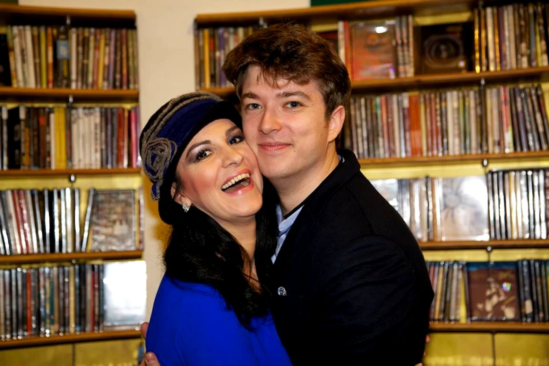 
    Angela Gheorghiu este nedezlipită de iubitul tinerelFoto: arhiva personală  