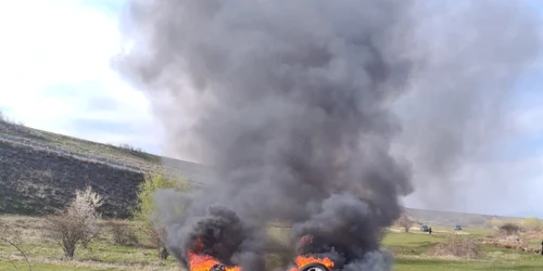 O maşină a căzut în gol de la 30 de metri de pe un dig al Oltului în Vâlcea şi a luat foc - şoferul a supravieţuit Foto Adevărul