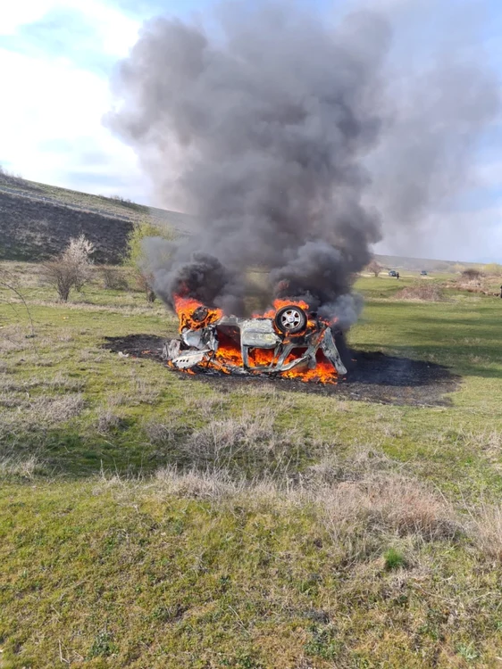 O maşină a căzut în gol de la 30 de metri de pe un dig al Oltului în Vâlcea şi a luat foc - şoferul a supravieţuit Foto Adevărul