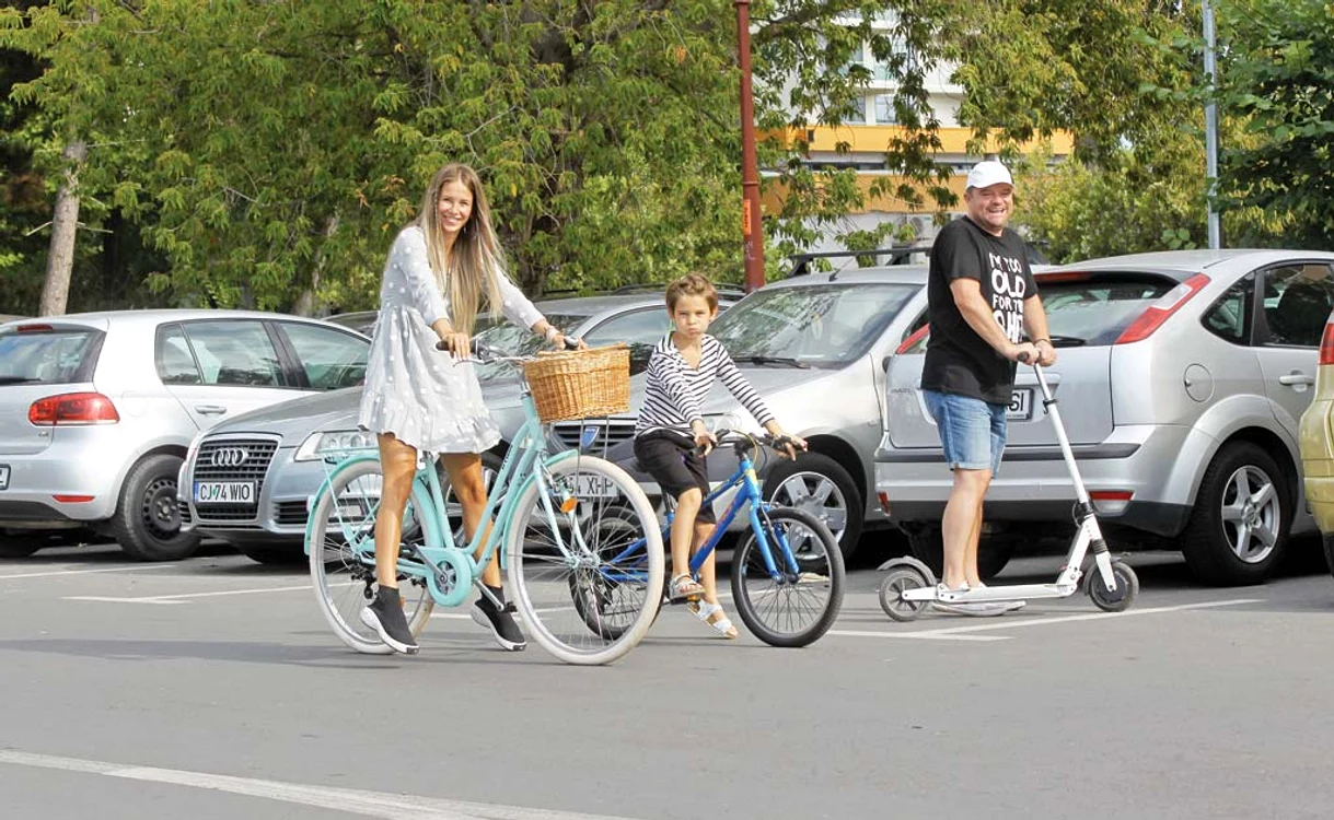Alături de fiul lor, pe biciclete și trotinetă, la plimbarea de seară