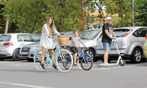 Alături de fiul lor, pe biciclete și trotinetă, la plimbarea de seară jpeg