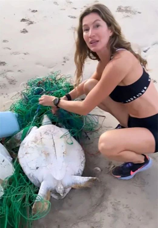 
    Fotomodelul brazilian a eliberat creatura mării din plasa pescăreascăFoto: Instagram  