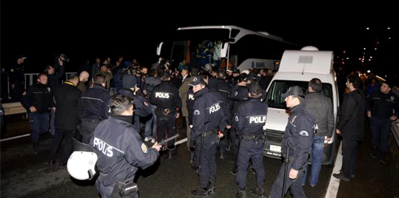 Poliţia a venit imediat la faţa locului, dar teroriştii n-au fost încă prinşi. Se pare că aceştia au tras cu arme de vânătoare