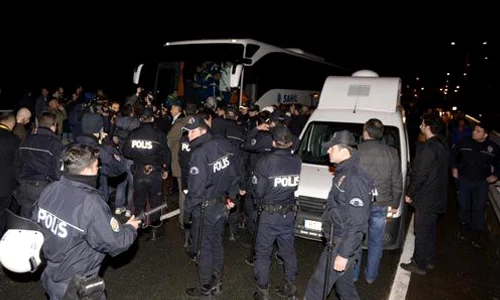 Poliţia a venit imediat la faţa locului, dar teroriştii n au fost încă prinşi  Se pare că aceştia au tras cu arme de vânătoare jpeg
