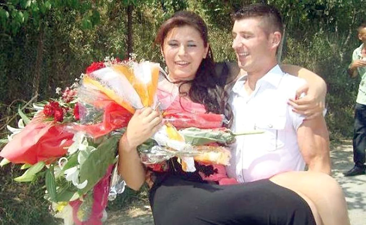 
    Canotoarea Oana Albu a murit în chinuri după ce soţul ei a incendiat-o  