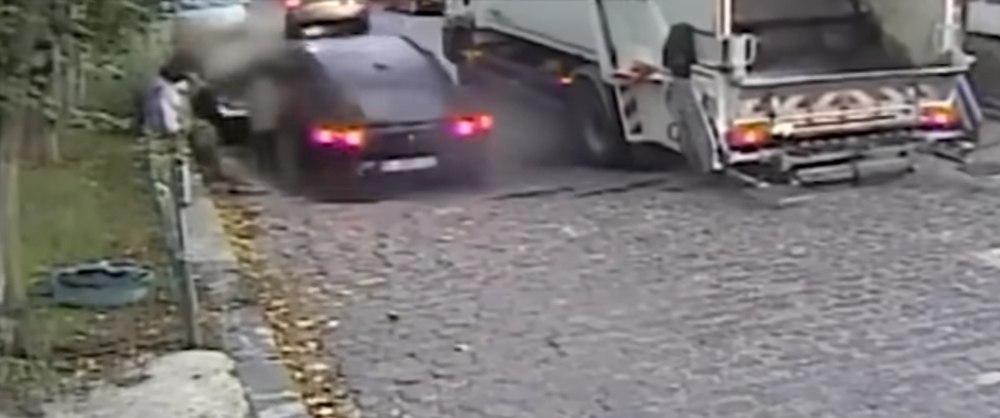 Momentul în care s-a surpat asfaltul și a înghițit mașina în care se afla un copil