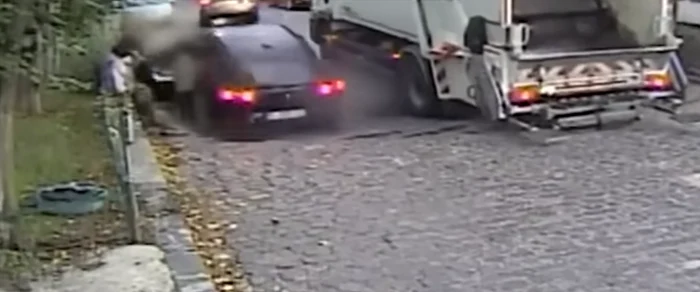 Mașina este înghițită de asfaltul surpat /FOTO: Captură video