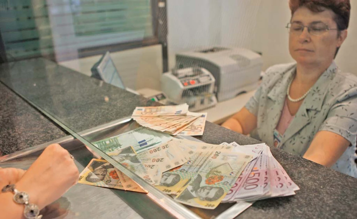 
    La un credit de 200.000 de lei, rata lunară a scăzut în ultimul an cu circa 80 de lei  