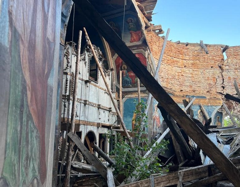 Picturile murale sacre răzbat dintre ruinele unei vechi mănăstiri înființate de trei rusoaice. Se află în Ținutul Buzăului 