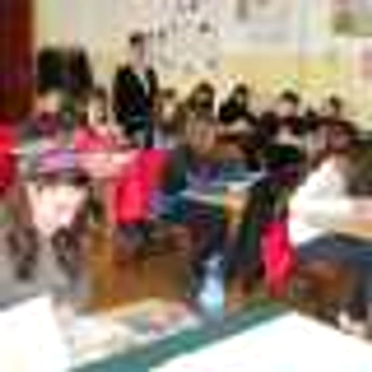 Şcoala pentru care s-au luptat părinţii şi profesorii a început noul an şcolar în vechiul sediu