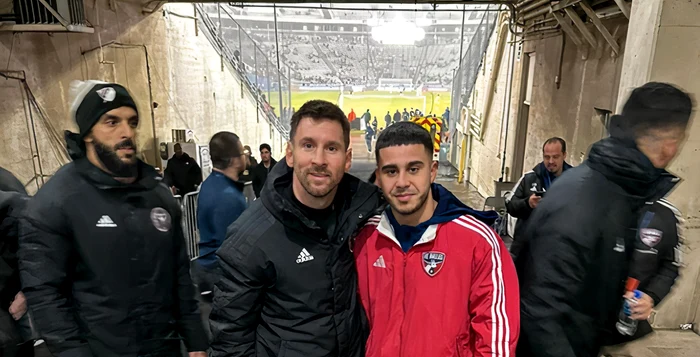 Enes Sali și Lionel Messi, sub privirile bodyguardului argentinianului. Foto Instagram