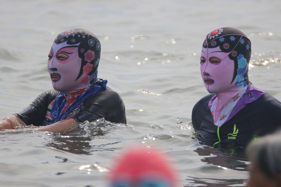 „Facekini”, noua modă a verii în China. Ce alte măsuri bizare iau oamenii pentru a se proteja de caniculă