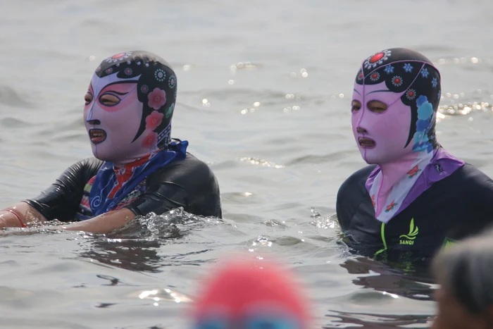 Cagulele „facekini”, tot mai populare în China, pe timp de caniculă FOTO Profimedia