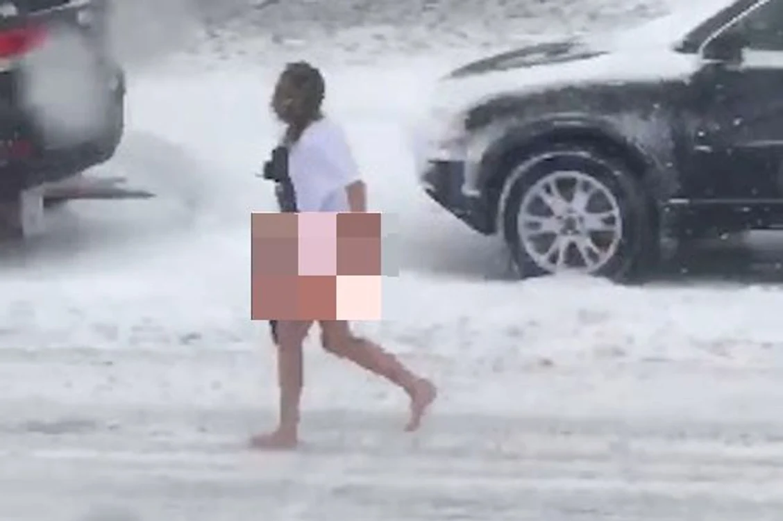 S-a grăbit atât de tare, încât a ieșit desculță în zăpadăfoto: captură video
