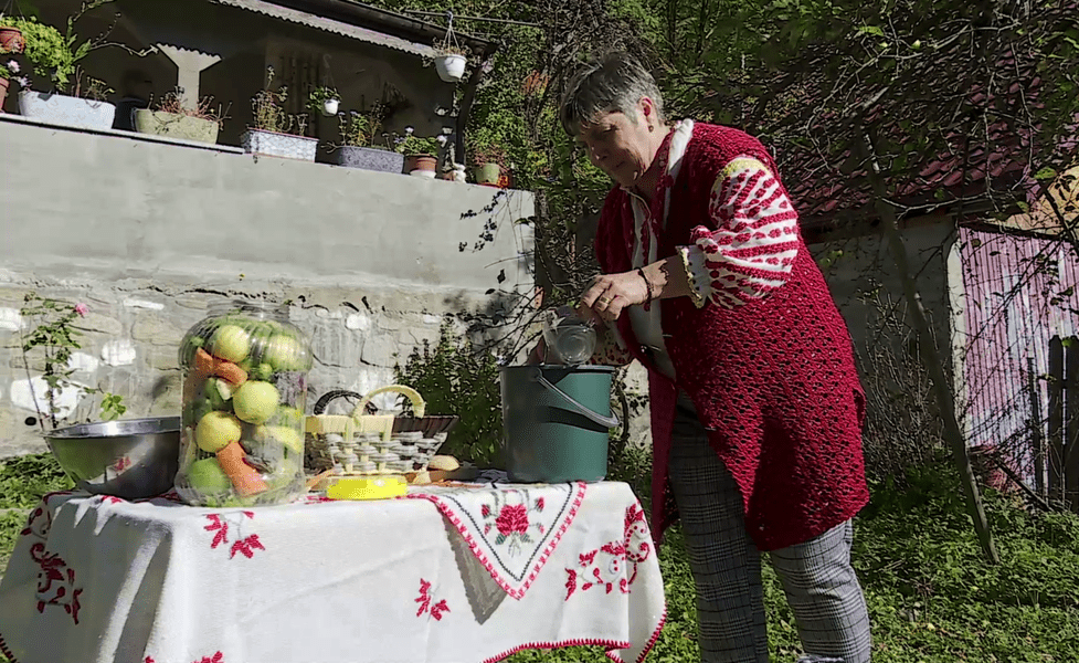 Tradiția gospodinelor din „patria sării”. Murături în saramură din izvor, cele mai gustoase și rezistente 
