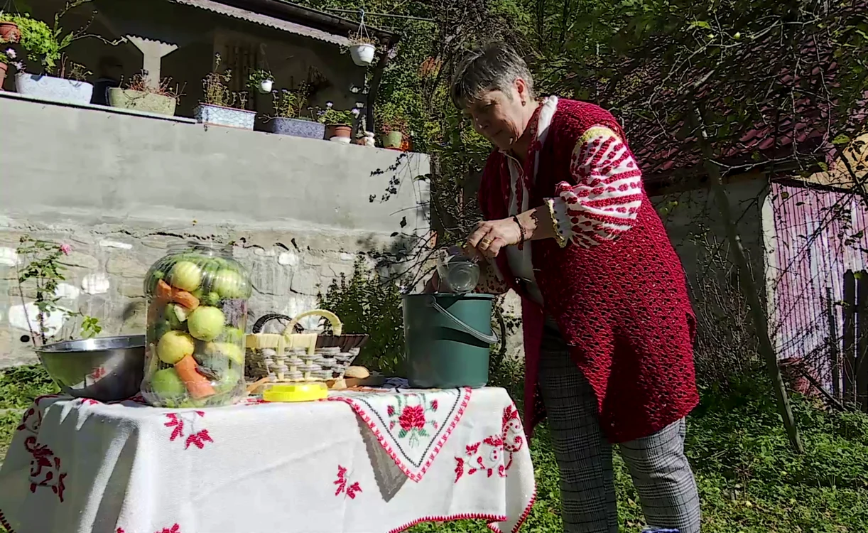 Gospodina din Mânzălești a moștenit rețeta murăturilor. FOTO Iulian Bunilă
