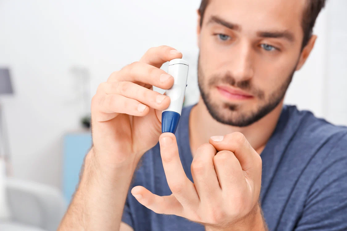 Bărbat care își controlează glicemia - nivelul zahărului din sânge Foto Shutterstock