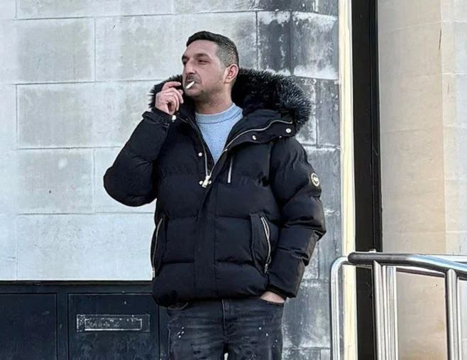 Un român este judecat după ce a accidentat mortal o fetiță într-o parcare din Țara Galilor. Ar fi lovit cu mașina căruciorul în care se afla copilul